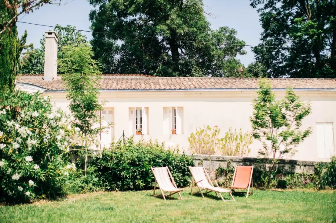 Château La Tuilière Au Milieu De Son Vignoble Dans Un Cadre Exceptionnel