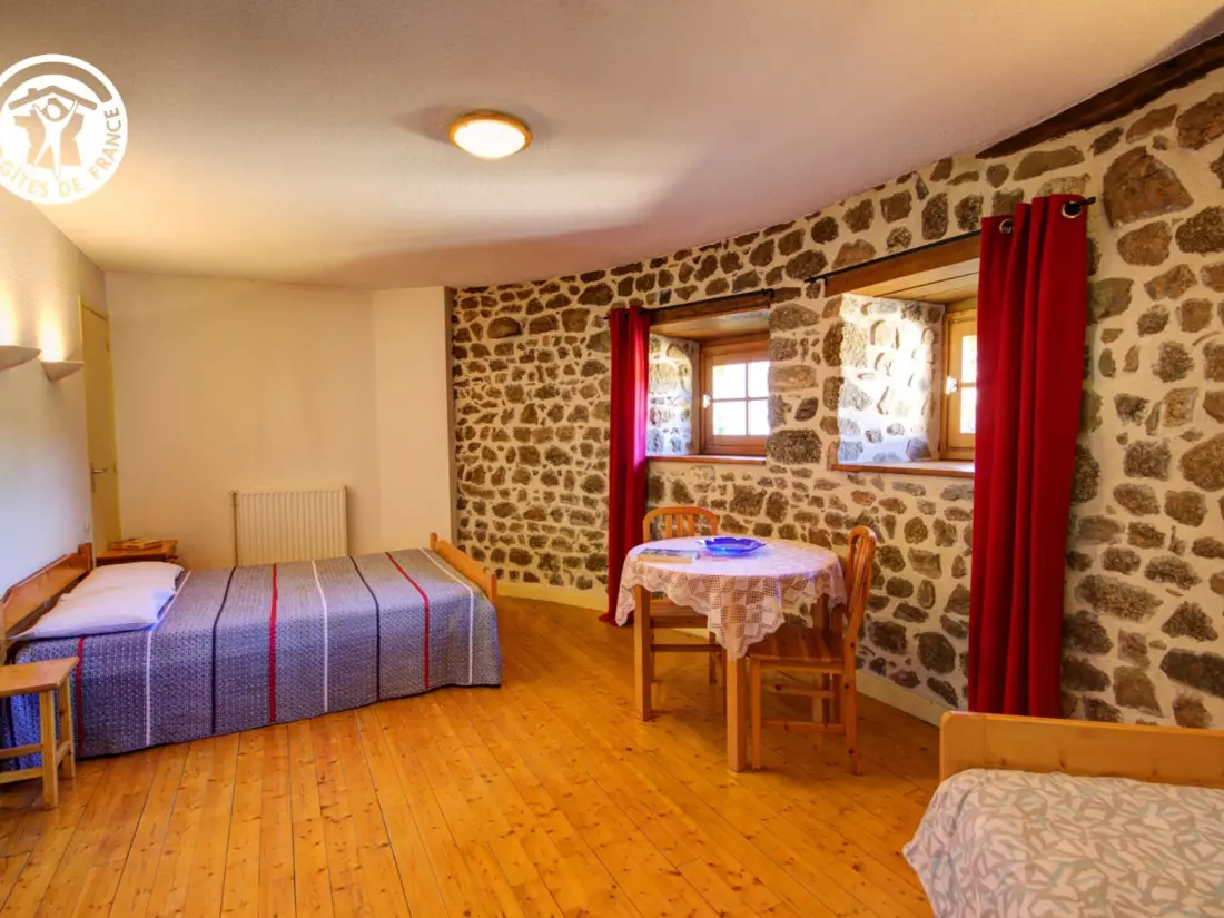 Maison de Vacances SAINT-DIDIER-SUR-ROCHEFORT 3
