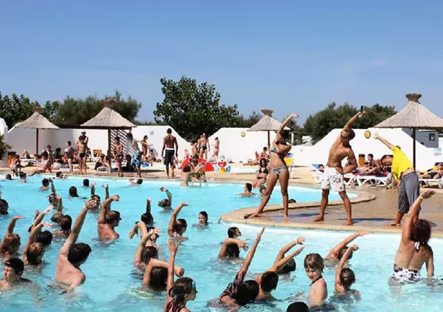 Camping Le Clos du Rhône**** | Location Saintes Maries de ...