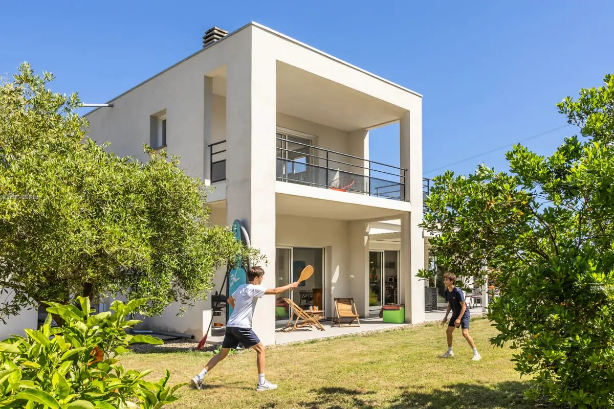 Villa Santa Mara Poggio, Villa Contemporaine Dans Un Écrin De Verdure - - Santa Maria Poggio - Corse - 1