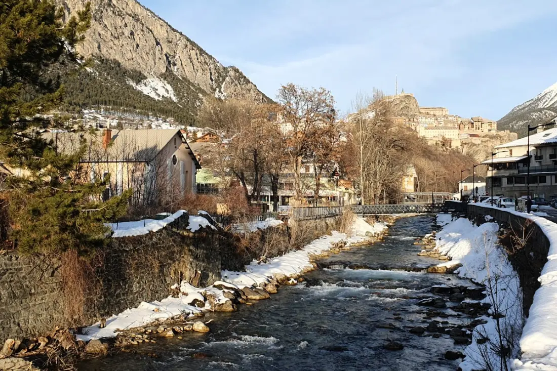 Appartement Avec Balcon, Wifi Et Garage à Briançon