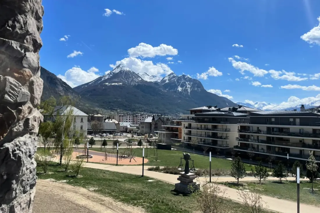 Appartement Avec Balcon, Wifi Et Garage à Briançon