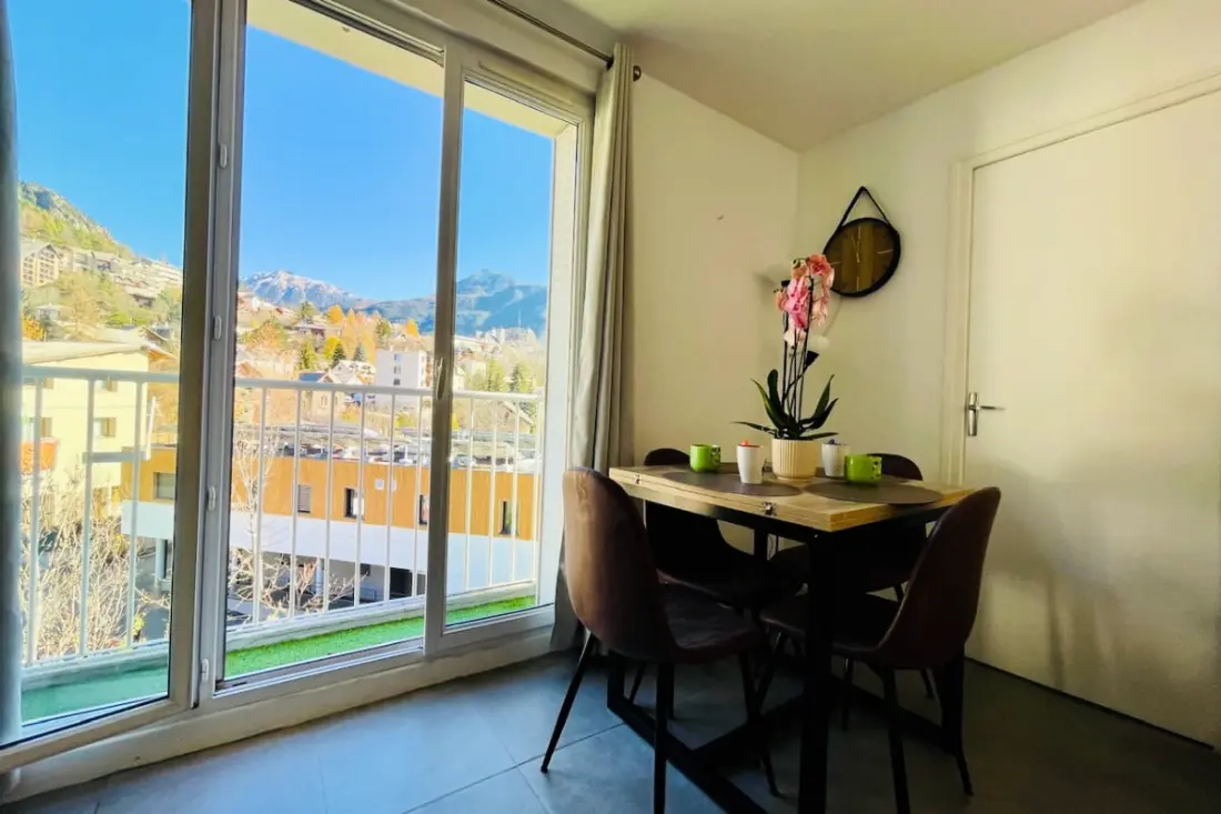 Charmant T3 Avec Balcon Au Coeur De Briançon