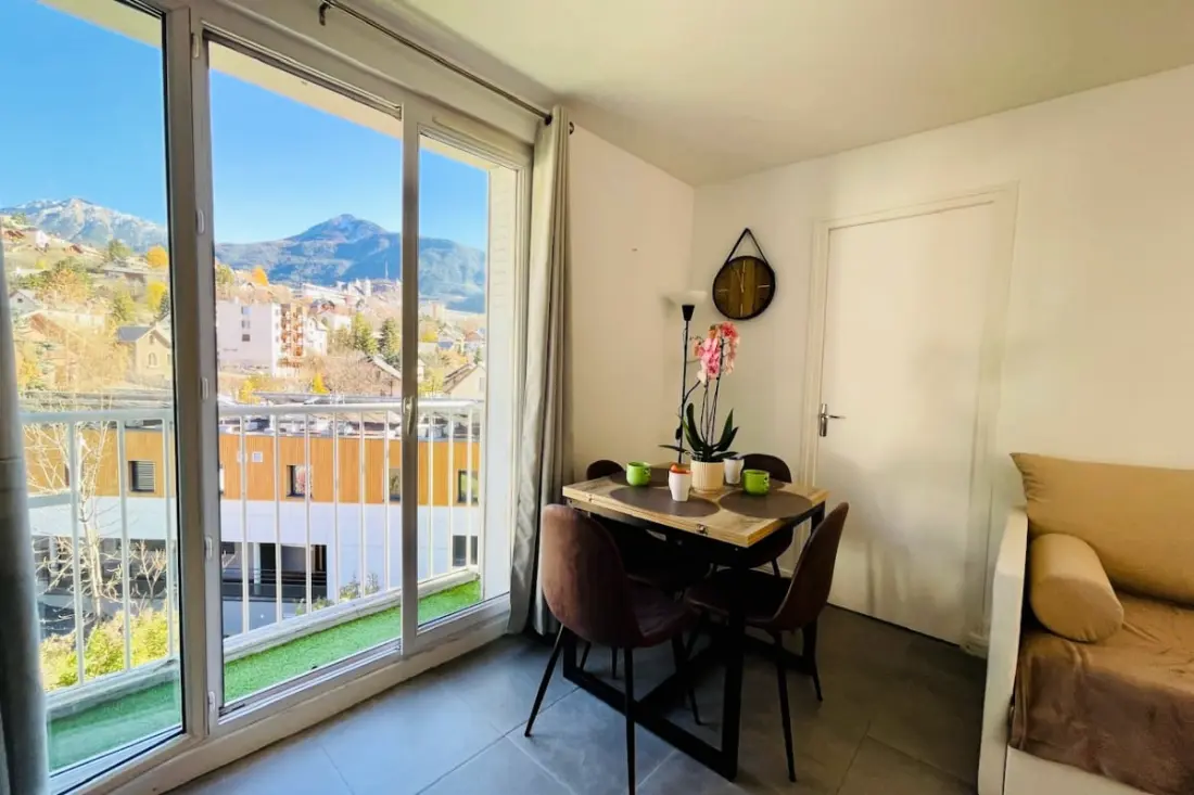 Charmant T3 Avec Balcon Au Coeur De Briançon