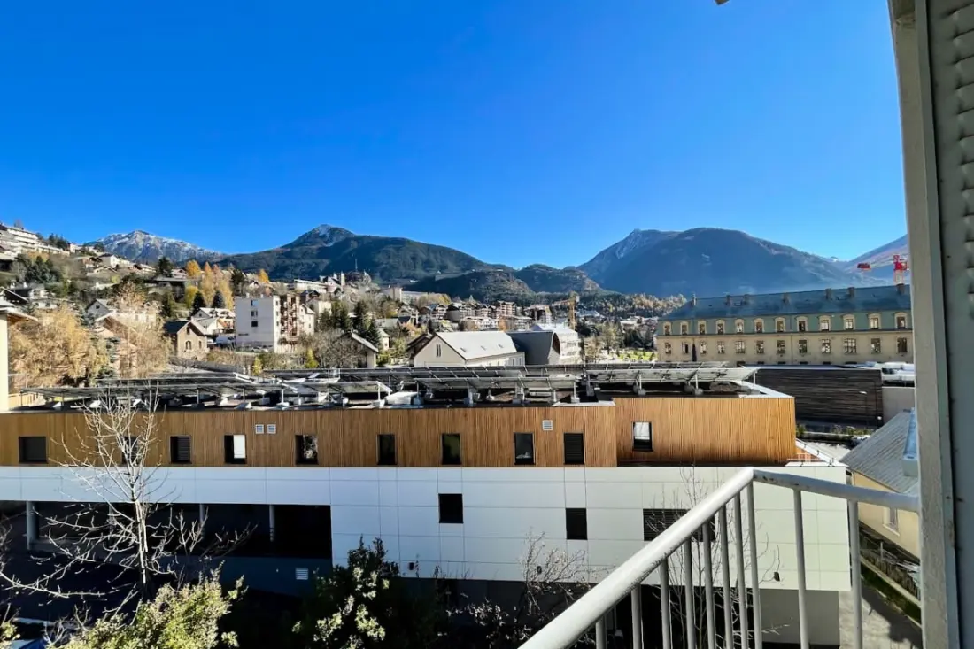 Charmant T3 Avec Balcon Au Coeur De Briançon