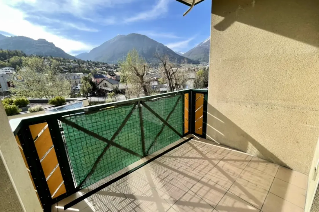 Lumineux 50 M² Avec Balcon Au Centre De Briançon