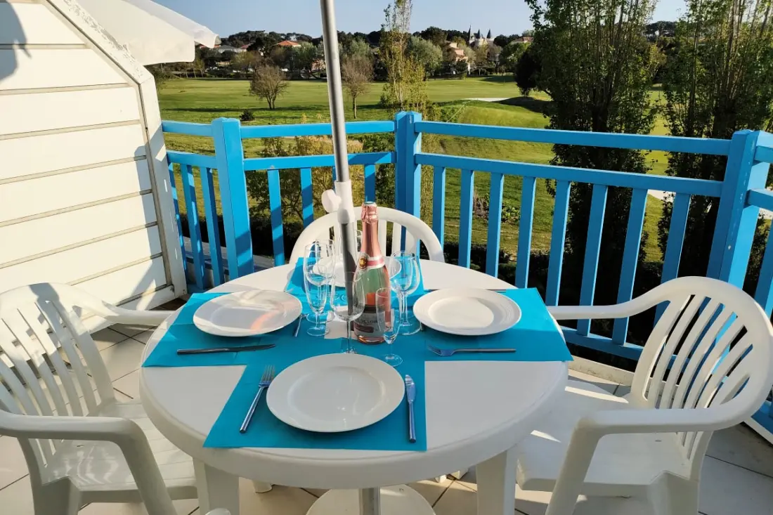 "vue Panoramique Sur Le Golf ⛳ | Balcon &amp; Piscine"