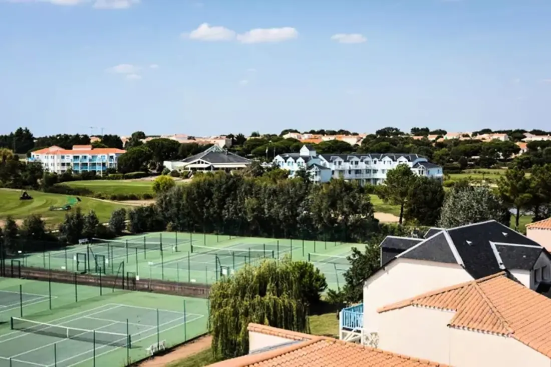 "vue Panoramique Sur Le Golf ⛳ | Balcon &amp; Piscine"