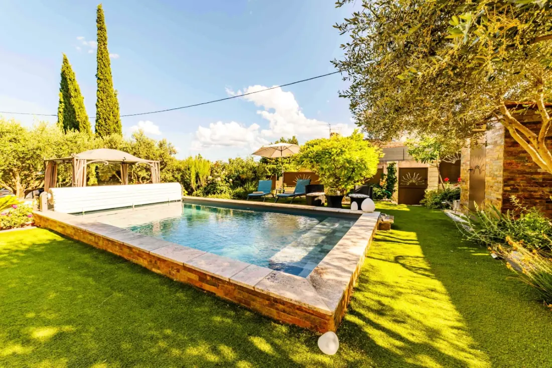 Oasis De Confort: Résidence Avec Piscine Et Jardin