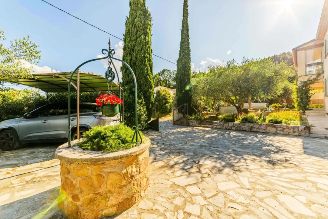 Oasis De Confort: Résidence Avec Piscine Et Jardin