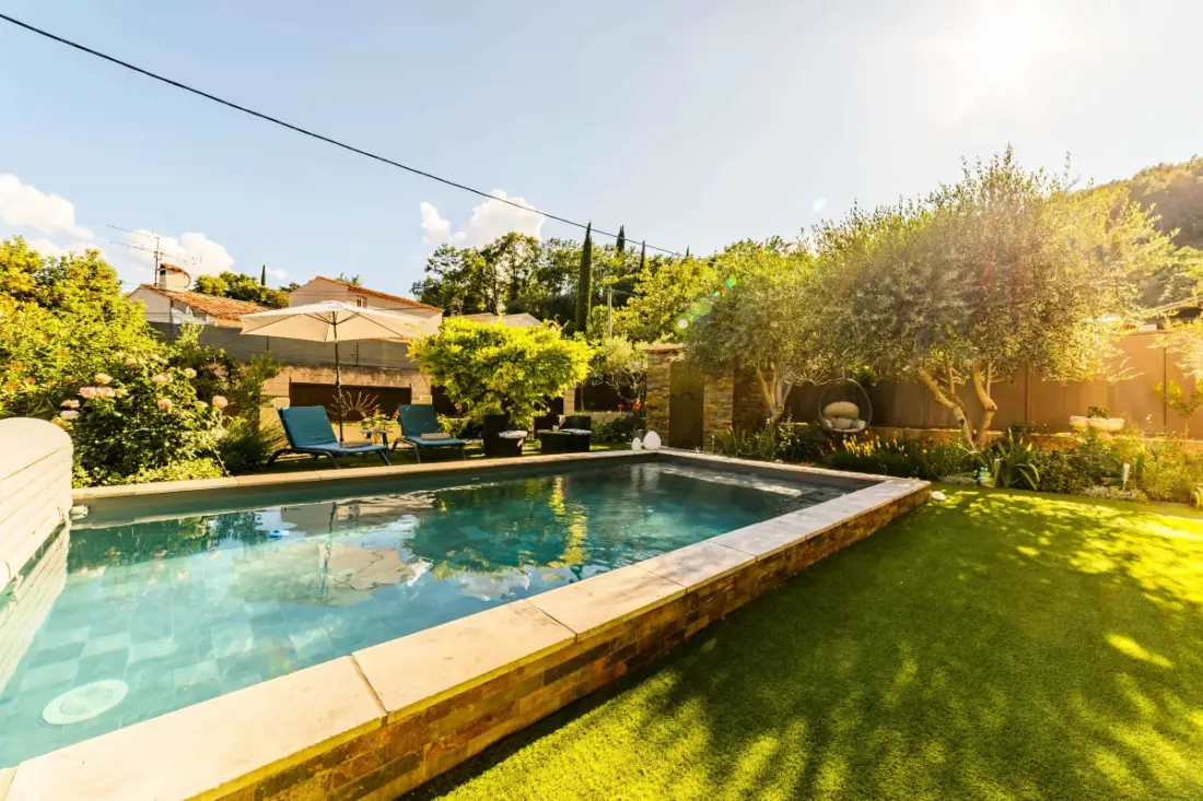 Oasis De Confort: Résidence Avec Piscine Et Jardin