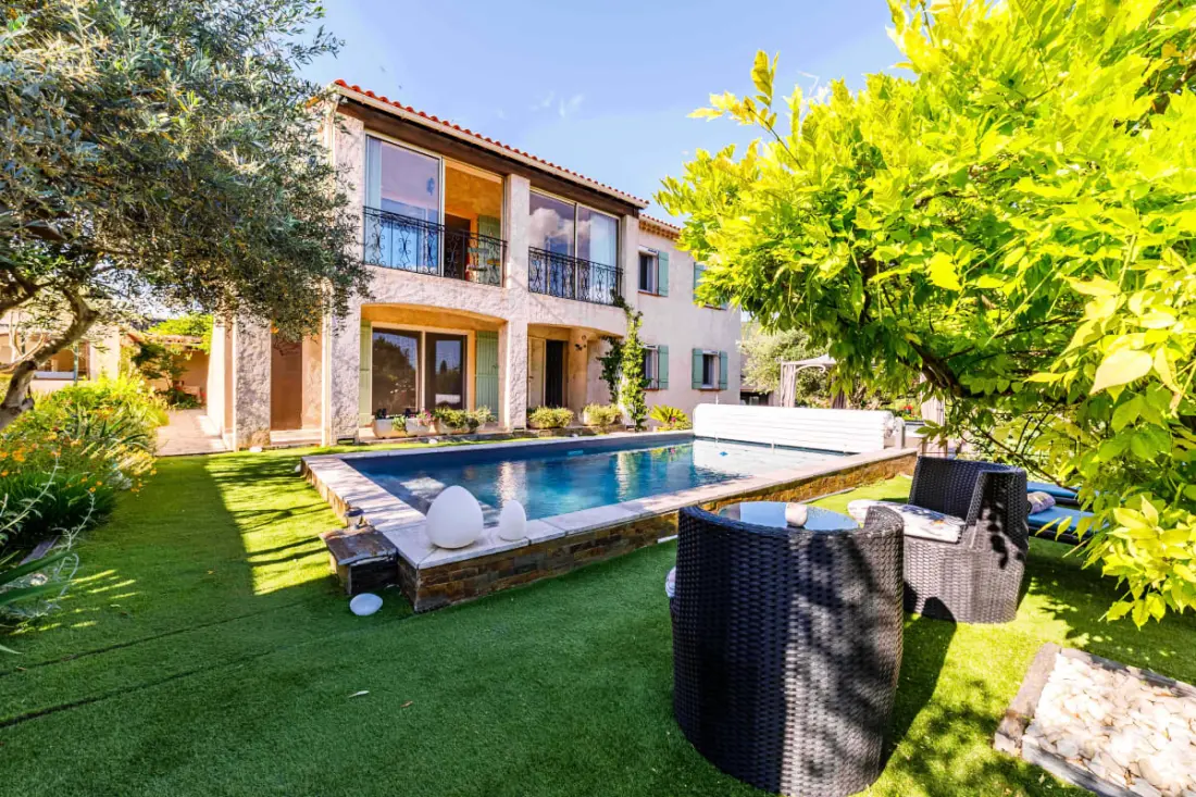 Oasis De Confort: Résidence Avec Piscine Et Jardin