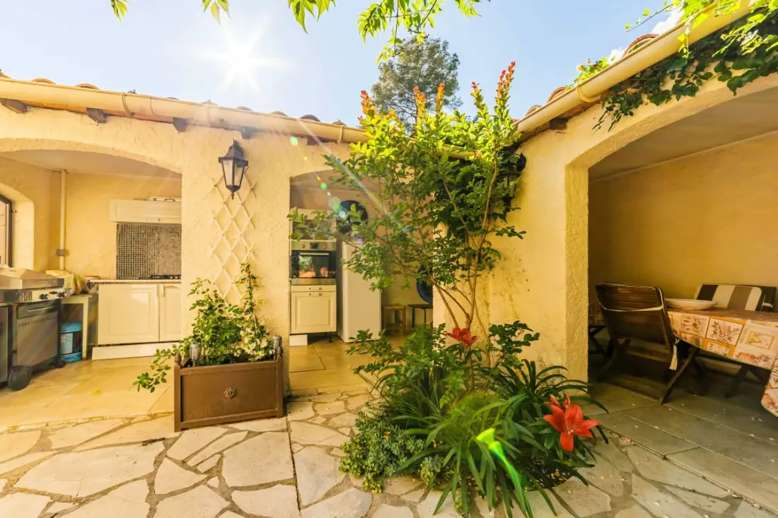 Oasis De Confort: Résidence Avec Piscine Et Jardin