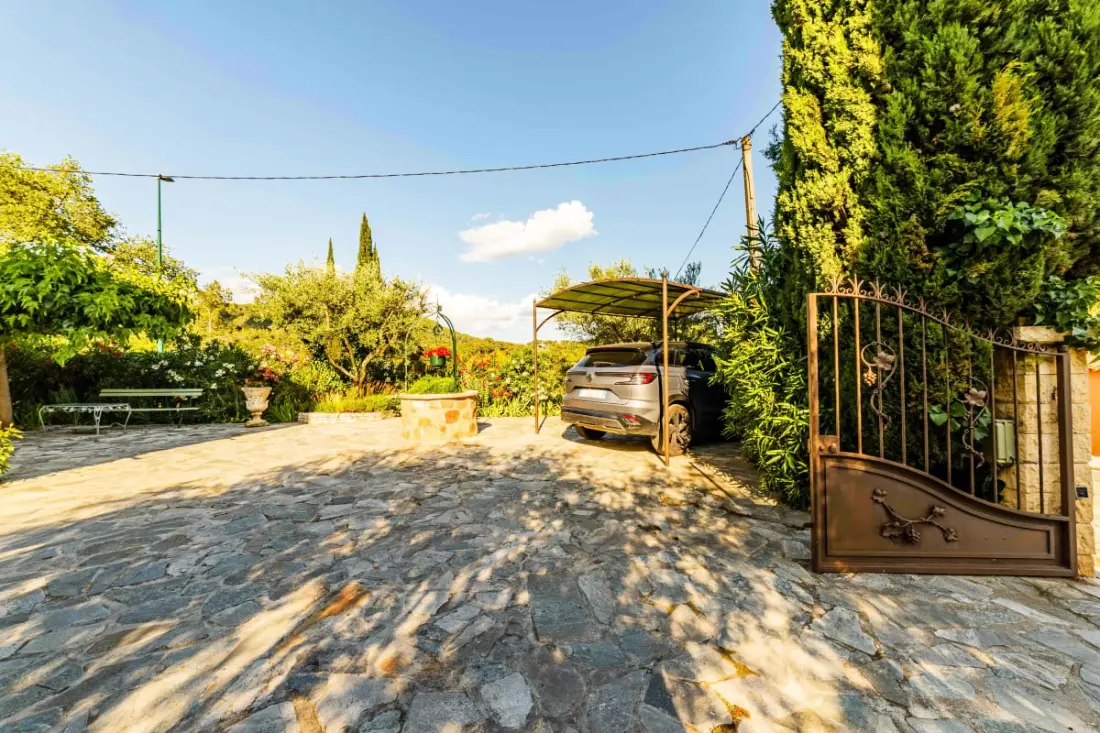 Oasis De Confort: Résidence Avec Piscine Et Jardin
