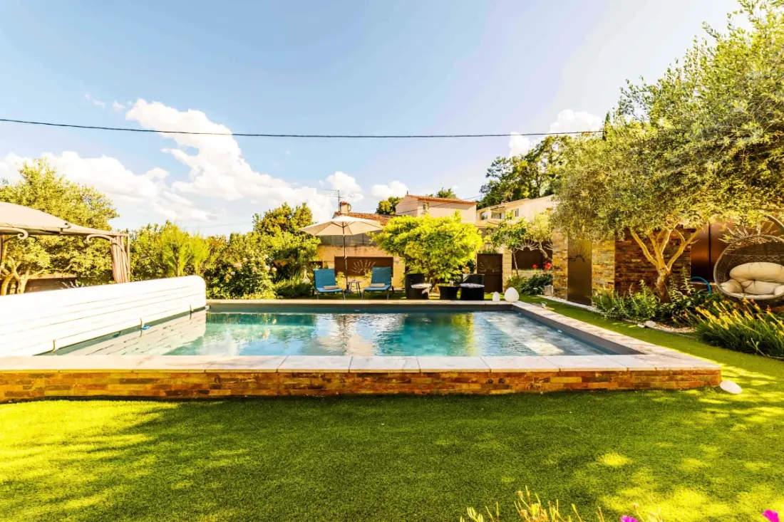 Oasis De Confort: Résidence Avec Piscine Et Jardin
