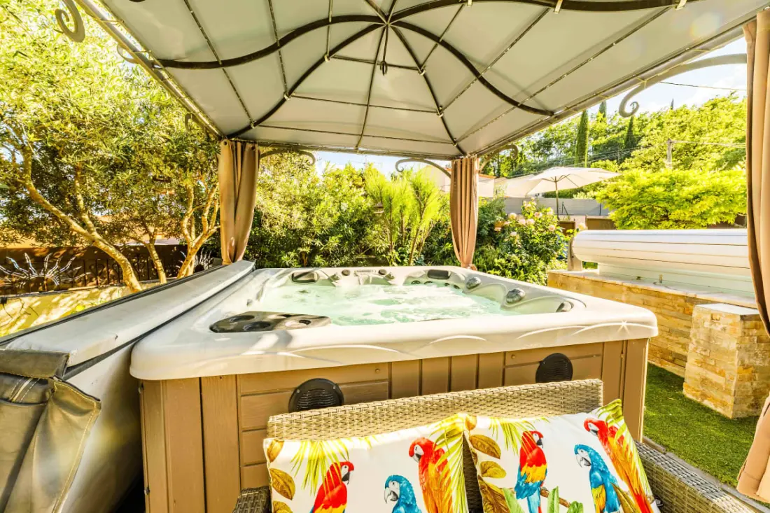 Oasis De Confort: Résidence Avec Piscine Et Jardin