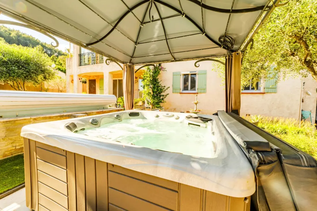 Oasis De Confort: Résidence Avec Piscine Et Jardin