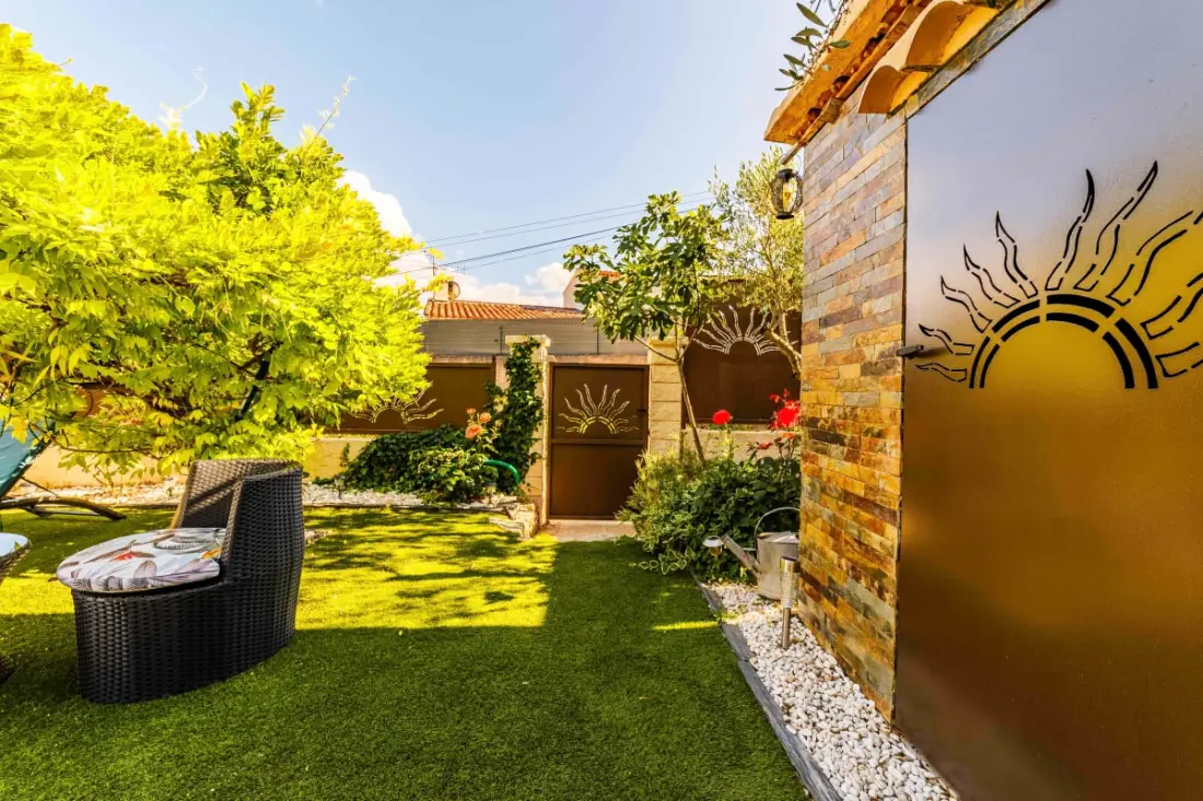 Oasis De Confort: Résidence Avec Piscine Et Jardin