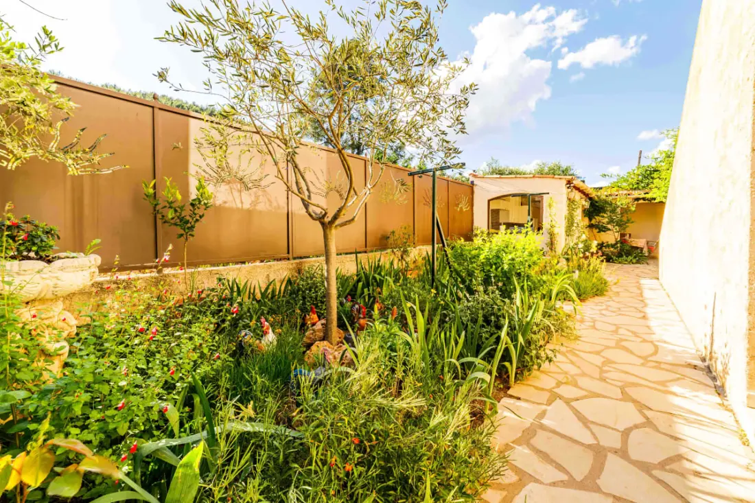 Oasis De Confort: Résidence Avec Piscine Et Jardin