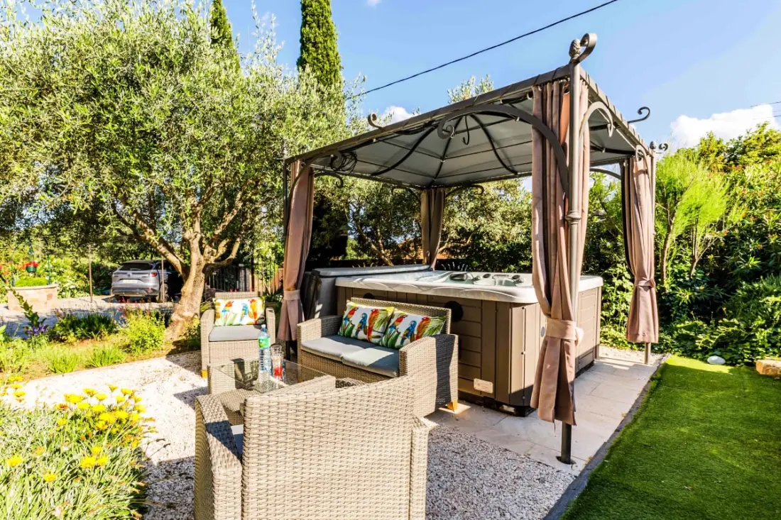 Oasis De Confort: Résidence Avec Piscine Et Jardin