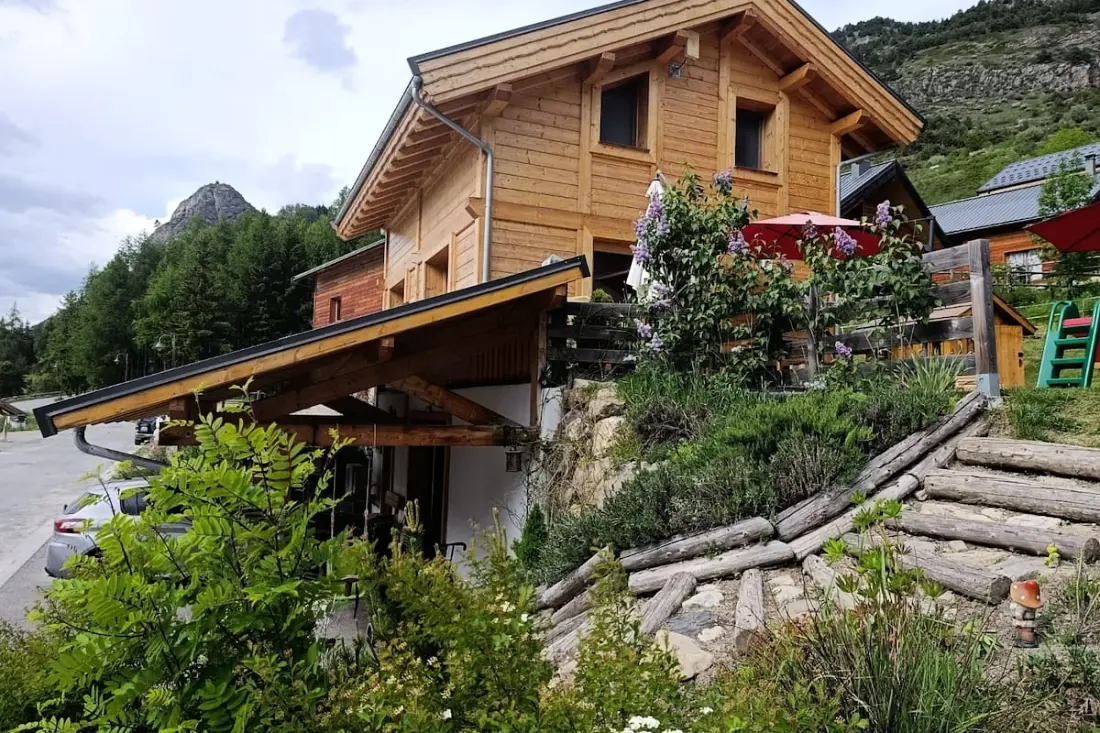 Chalet Familial 3 Chambres • Jardin 600 M² • Vars