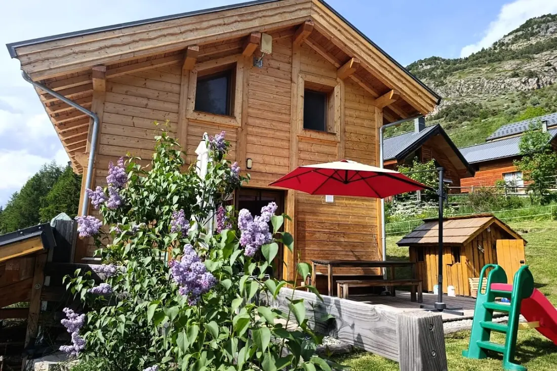 Chalet Familial 3 Chambres • Jardin 600 M² • Vars