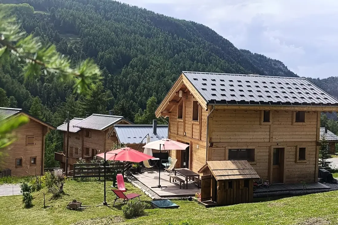 Chalet Familial 3 Chambres • Jardin 600 M² • Vars