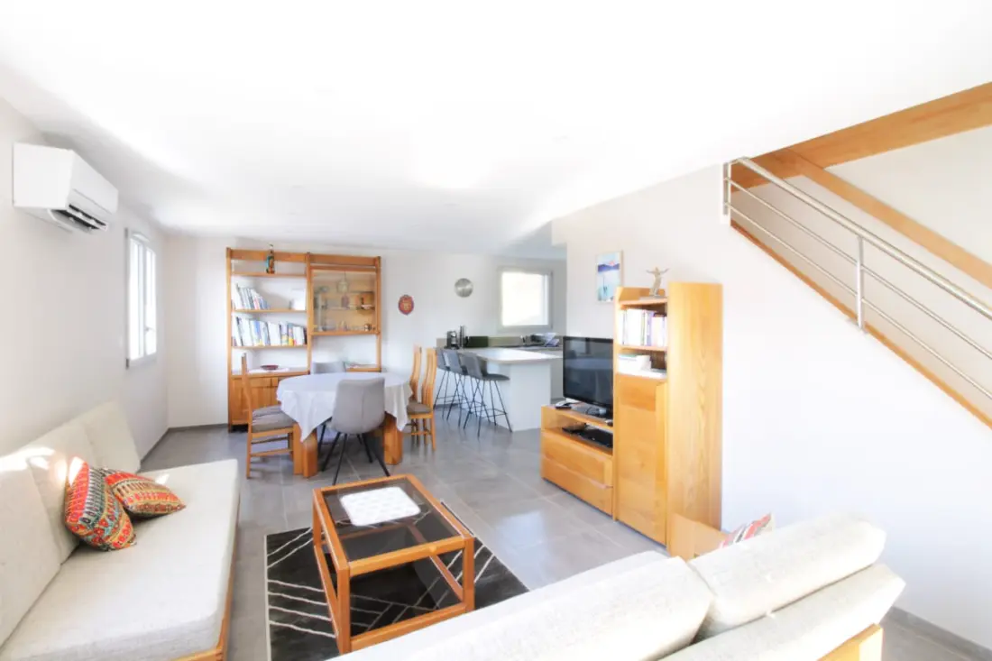 Jolie Maison Neuve Entre Villes Et Lacs